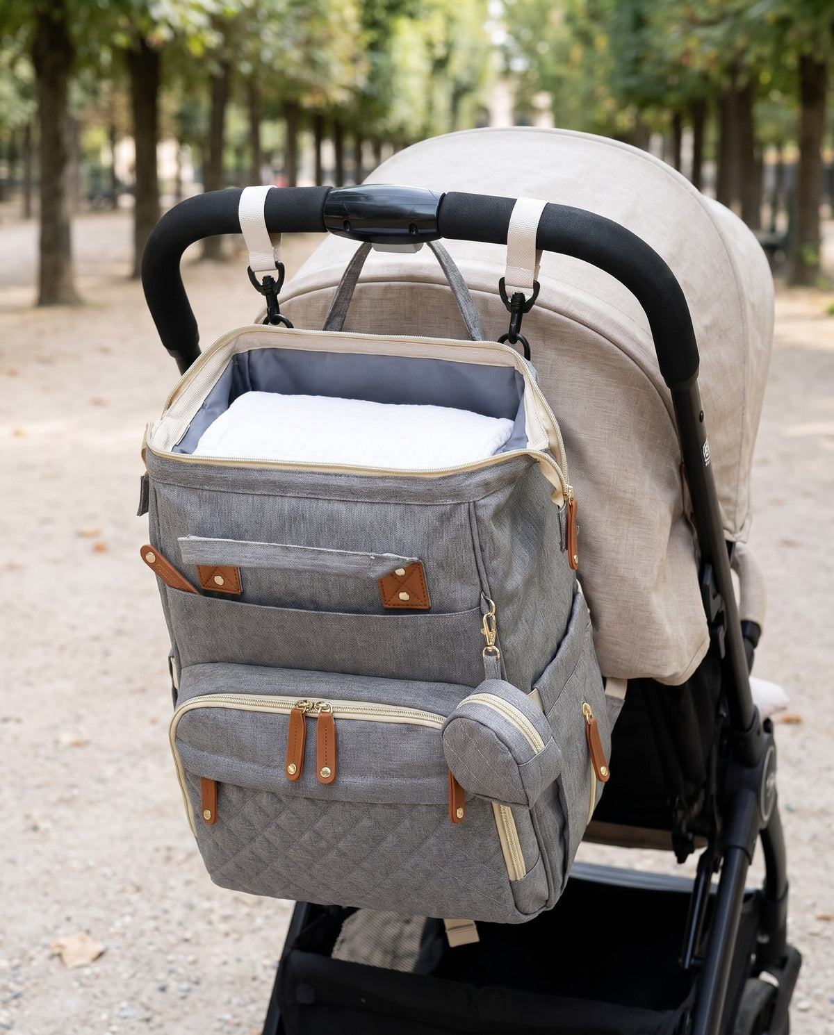 Sac à langer 2-en-1 Tendrinette · Gris clair · accroché à la poussette