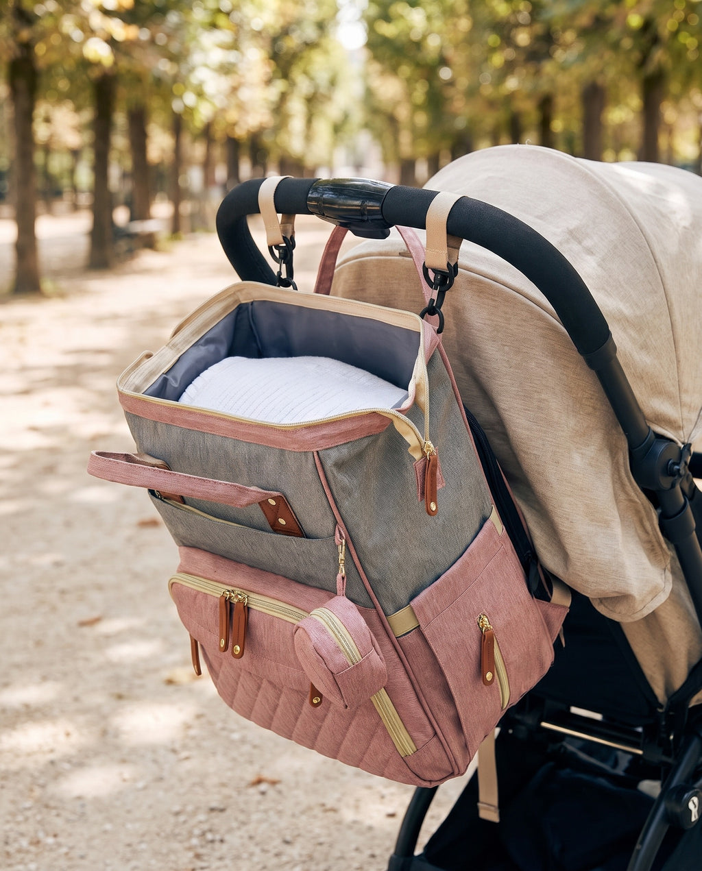 Sac à langer 2-en-1 Tendrinette · Gris rosé · accroché à la poussette