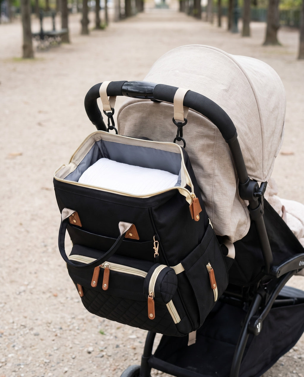 Sac à langer 2-en-1 Tendrinette · Noir · accroché à la poussette