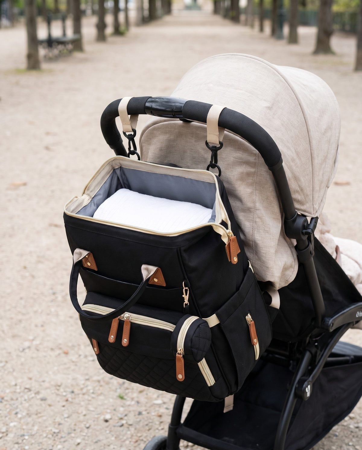 Sac à langer 2-en-1 Tendrinette · Noir · accroché à la poussette