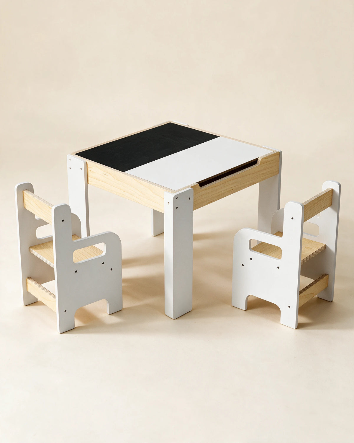 Table et chaise enfant Tendrinette · table en bois et 2 chaises, plateau tableau noir