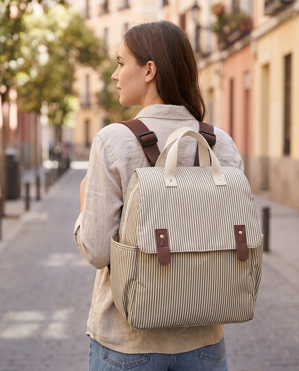 Sac à dos à langer 3 en 1 Tendrinette · Beige rayé · porté en ville