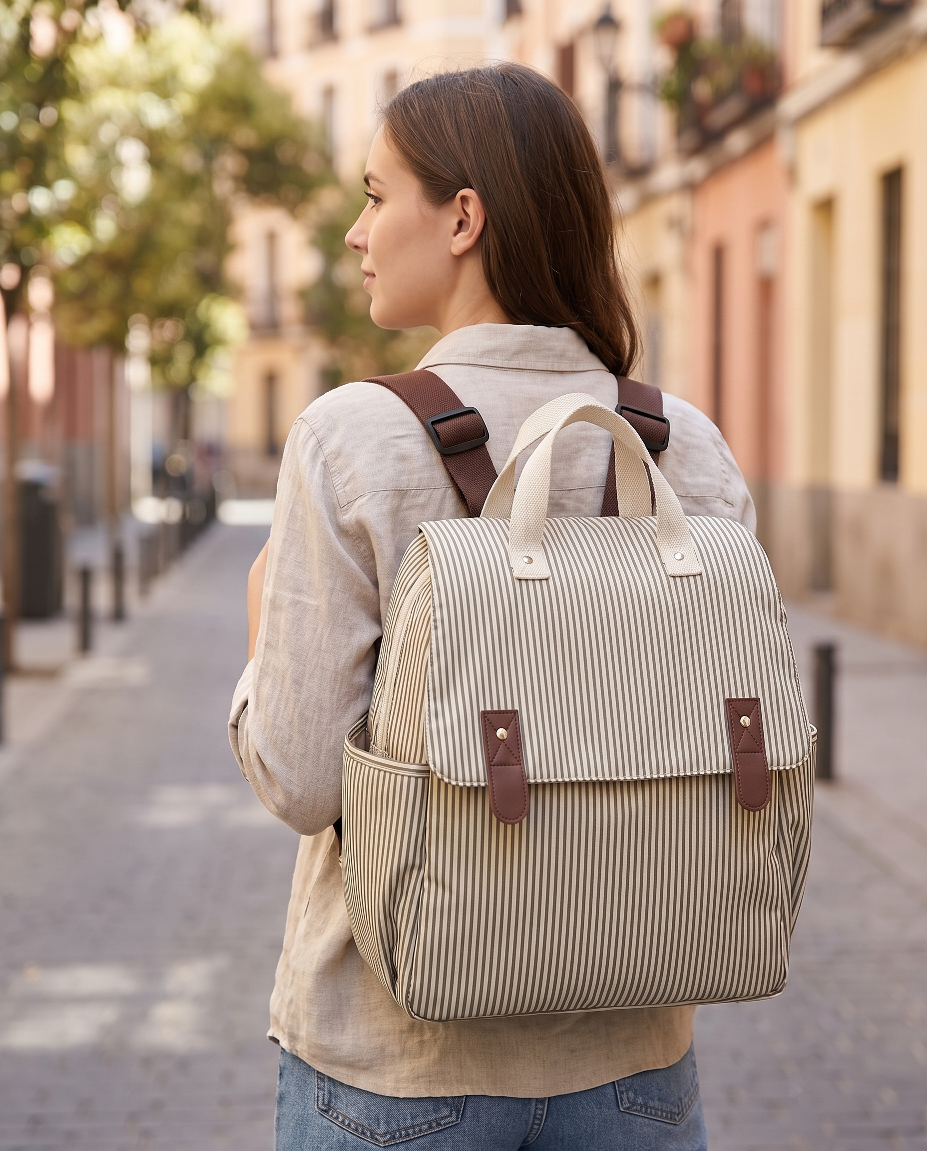Sac à dos à langer 3 en 1 Tendrinette · Beige rayé · porté en ville