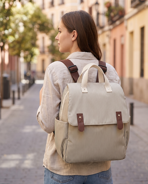 Sac à dos à langer 3 en 1 Tendrinette · Beige rayé · porté en ville