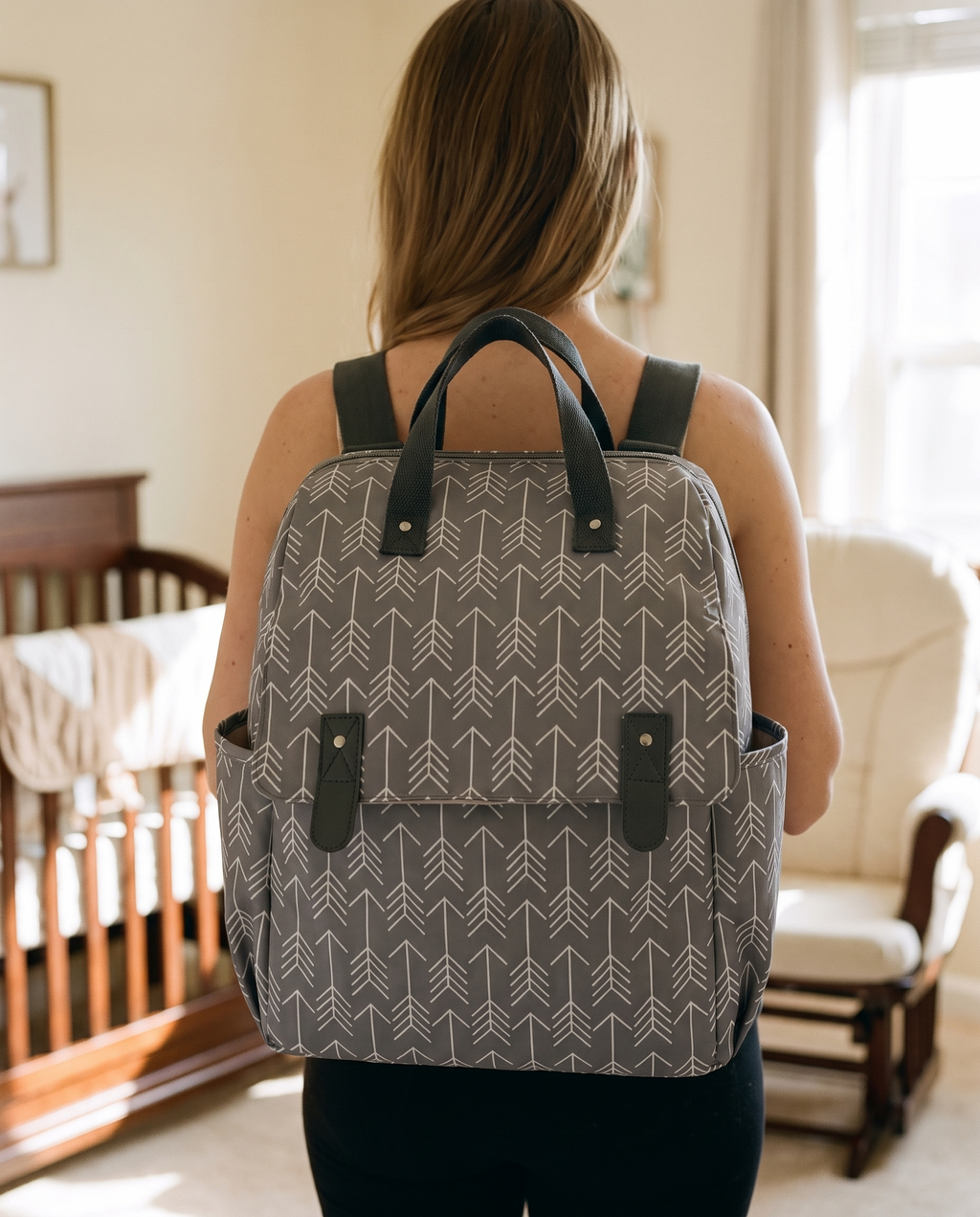 Sac à dos à langer 3 en 1 Tendrinette · Gris flèches · porté sur le dos