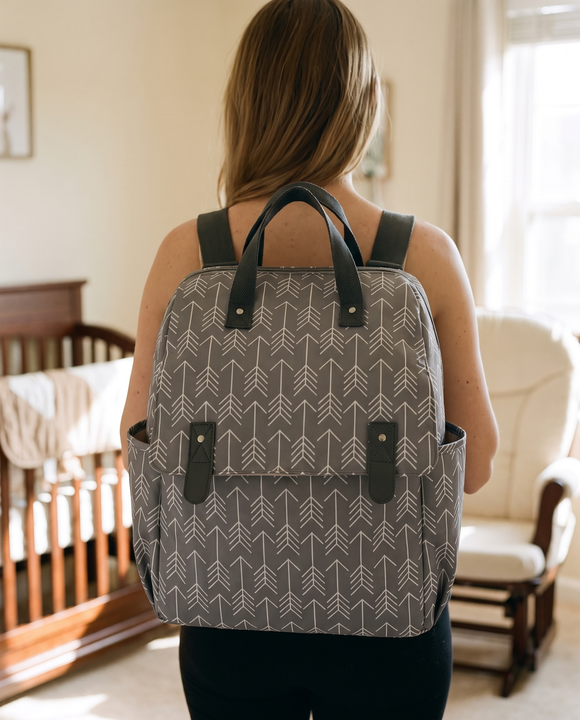 Sac à dos à langer 3 en 1 Tendrinette · Gris flèches · porté sur le dos