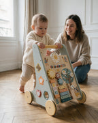 Trotteur bébé en bois Tendrinette · premiers pas au salon sous le regard de maman