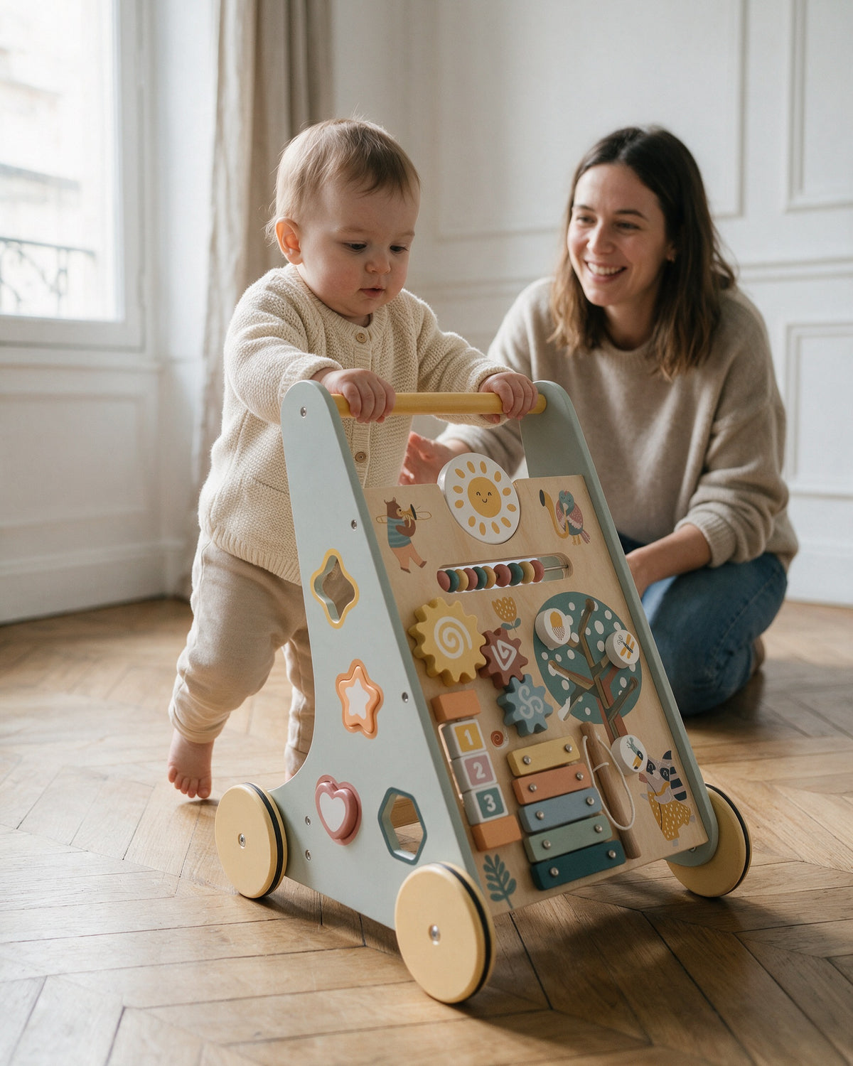 Trotteur bébé en bois Tendrinette · premiers pas au salon sous le regard de maman