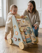 Trotteur bébé en bois Tendrinette · enfant qui pousse son chariot de marche